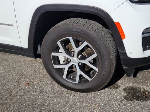 Used 2025 Jeep Grand Cherokee Limited w/ Luxury Tech Group II image 10