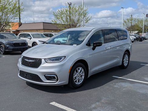 Used 2024 Chrysler Pacifica Touring-L image 7