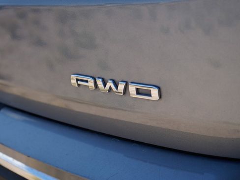 Used 2024 GMC Terrain SLT image 13