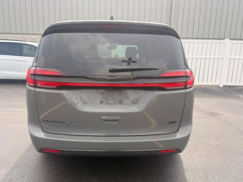 Used 2023 Chrysler Pacifica Touring-L w/ S Appearance Package image 7