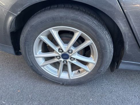 Used 2016 Ford Focus SE w/ SE Power Seat Package image 3