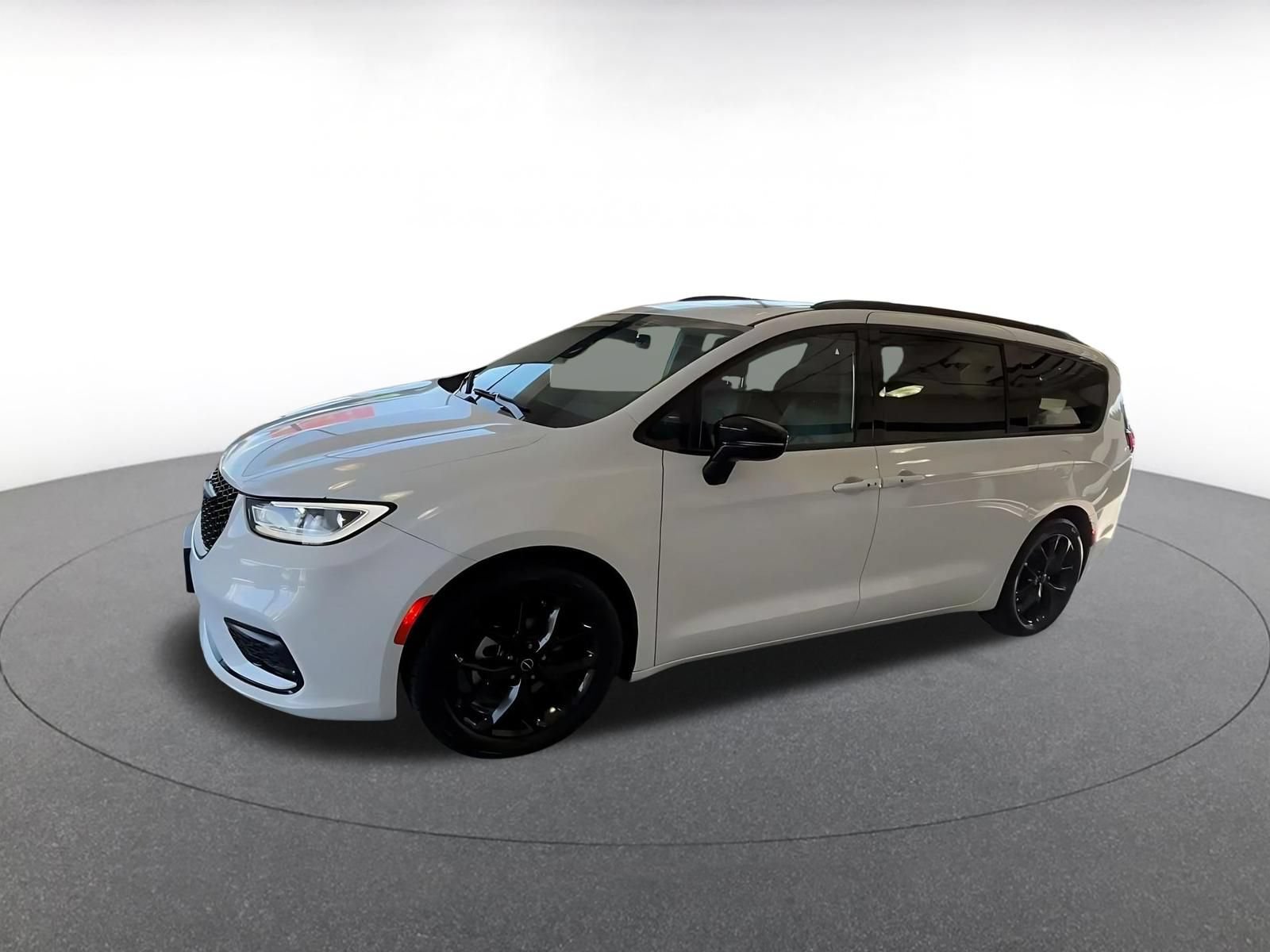 Used 2025 Chrysler Pacifica Limited FWD image 7