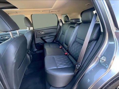 Certified 2025 Nissan Rogue Platinum w/ Platinum Premium Package FWD image 24