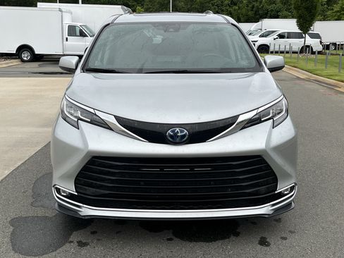 Used 2021 Toyota Sienna XLE FWD image 4