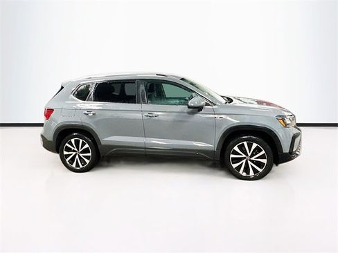 Used 2022 Volkswagen Taos SE image 8