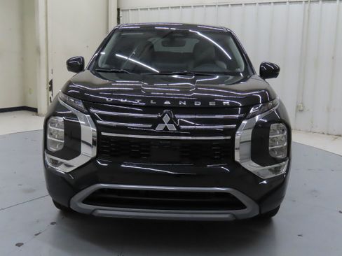 New 2025 Mitsubishi Outlander SE image 8