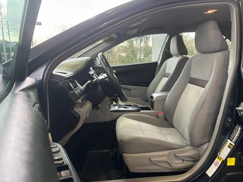 Used 2013 Toyota Camry L image 8
