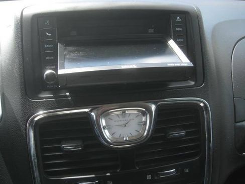 Used 2014 Chrysler Town & Country Touring FWD image 29