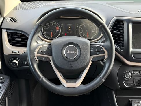 Used 2016 Jeep Cherokee Latitude w/ Cold Weather Group FWD image 12