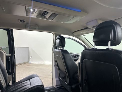 Used 2016 Chrysler Town & Country Touring FWD image 23