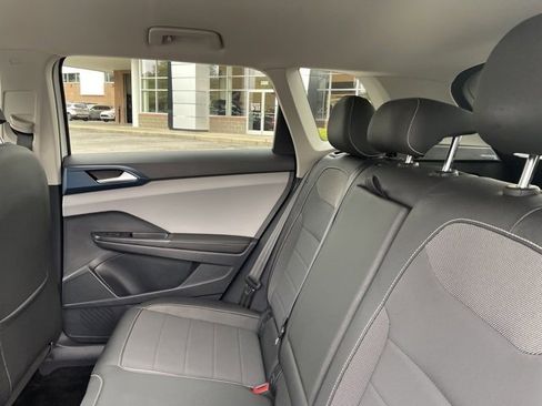 Used 2024 Volkswagen Taos SE image 6