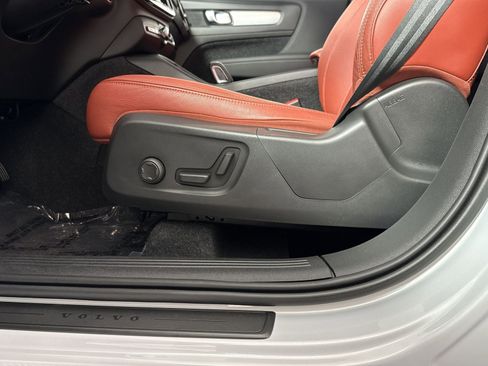Used 2020 Volvo XC40 T5 Momentum w/ Protection Package AWD/4WD image 14