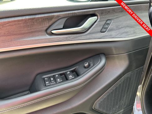 Used 2023 Jeep Grand Cherokee L Limited w/ Luxury Tech Group II image 16