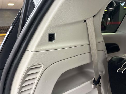 Used 2024 Chrysler Pacifica Touring-L image 18