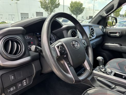 Used 2022 Toyota Tacoma TRD Sport AWD/4WD image 17
