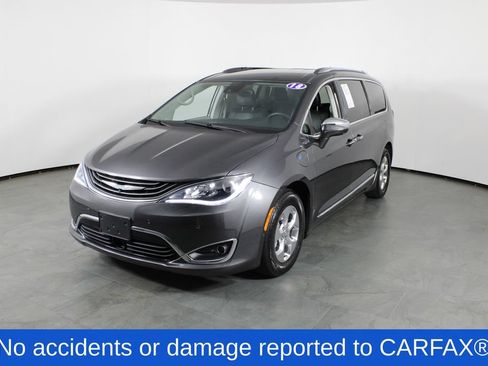 Used 2018 Chrysler Pacifica Limited w/ Advanced Safetytec Group FWD image 2