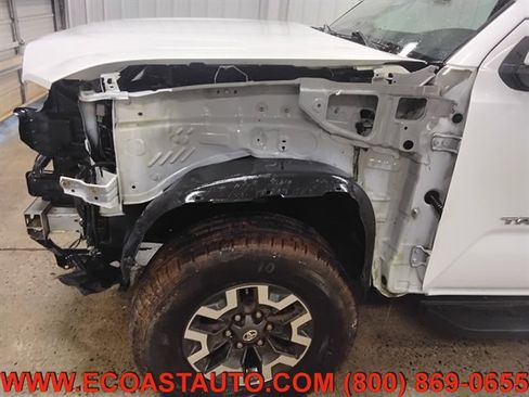 Used 2017 Toyota Tacoma TRD Off-Road image 19