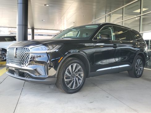 New 2026 Lincoln Aviator AWD image 2