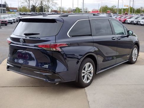Used 2021 Toyota Sienna XSE AWD/4WD image 17