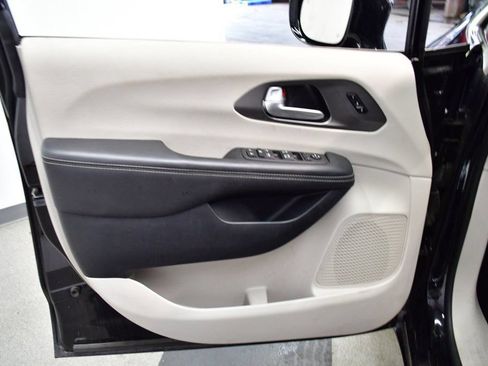 Used 2024 Chrysler Pacifica Touring-L FWD image 12