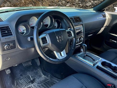 Used 2013 Dodge Challenger SXT image 10