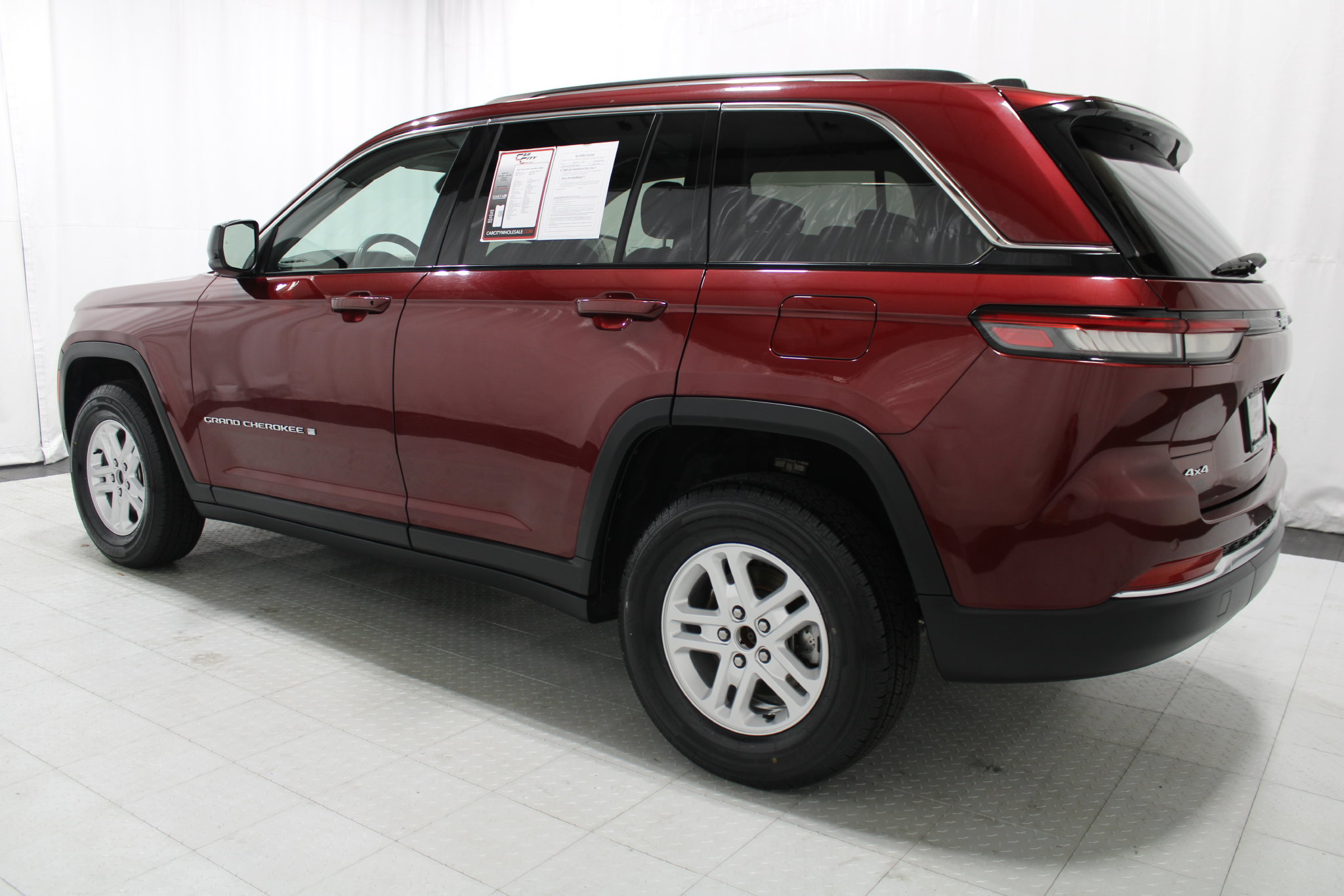 Used 2023 Jeep Grand Cherokee Laredo AWD/4WD image 8