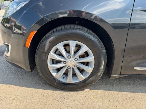 Used 2018 Chrysler Pacifica Touring-L FWD image 10