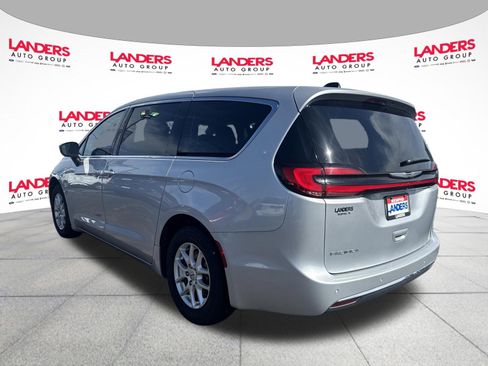 Used 2023 Chrysler Pacifica Touring-L FWD image 5