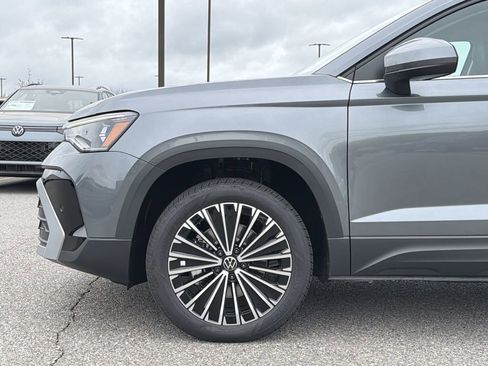 New 2026 Volkswagen Taos SE FWD image 9