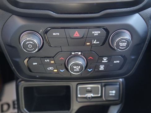 Used 2021 Jeep Renegade Latitude image 16