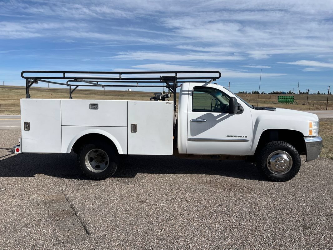Used 2009 Chevrolet Silverado 3500 LT w/ Exterior Plus Package AWD/4WD image 6