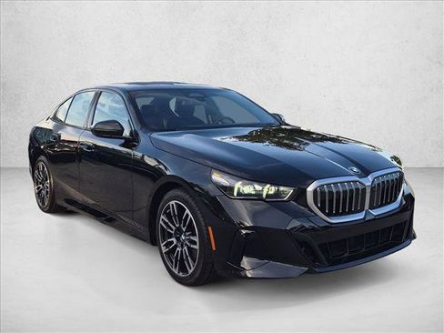 Used 2025 BMW 530i w/ M Sport Package RWD image 3