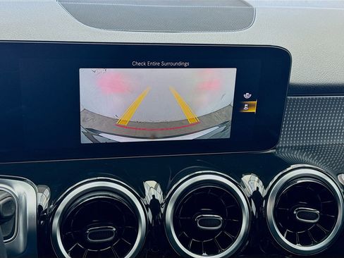 Used 2023 Mercedes-Benz GLB 250 4MATIC image 10