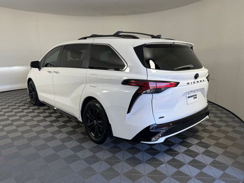 Used 2023 Toyota Sienna XSE AWD/4WD image 3
