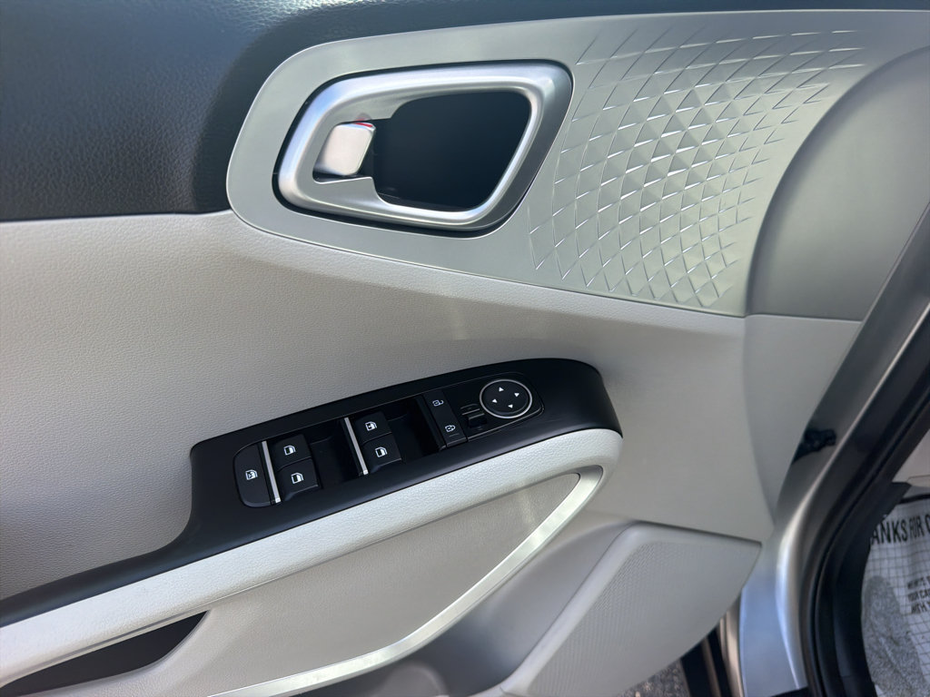 Used 2025 Kia Soul LX w/ LX Technology Package FWD image 15