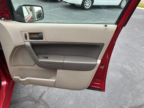 Used 2010 Ford Focus SE image 12