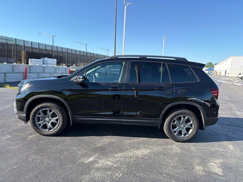 Used 2025 Honda Passport TrailSport image 3