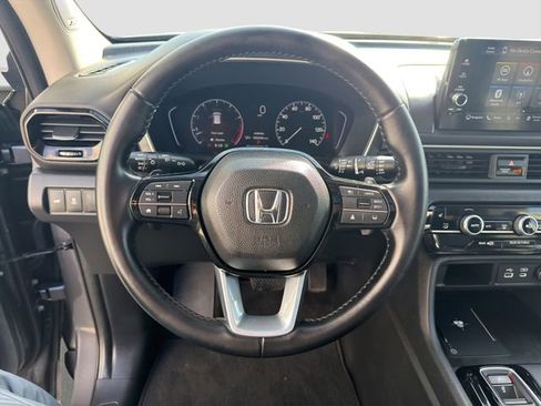 Used 2023 Honda Pilot Touring image 5