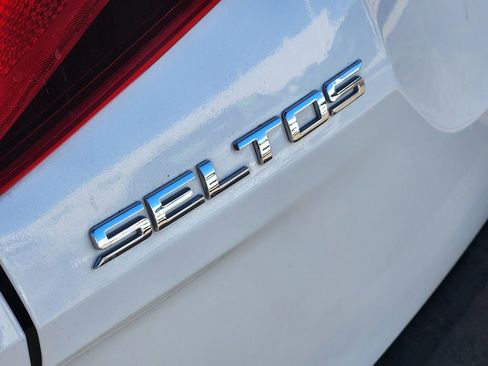 Certified 2021 Kia Seltos LX image 11