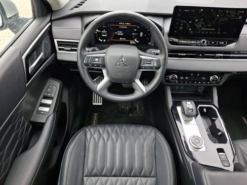 Used 2025 Mitsubishi Outlander AWD image 11