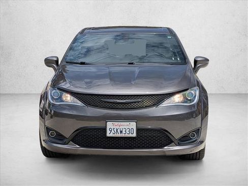 Used 2019 Chrysler Pacifica Touring Plus w/ S Appearance Package FWD image 2