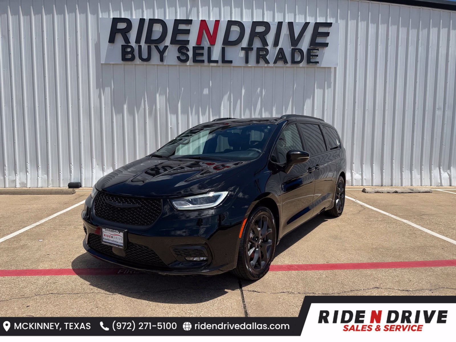 Used 2025 Chrysler Pacifica Limited FWD image 1
