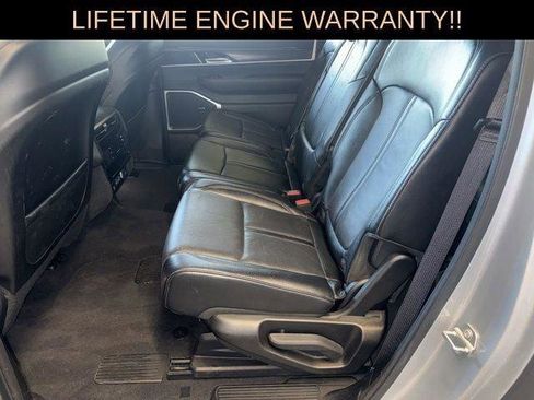 Certified 2024 Jeep Wagoneer L Series II w/ Flexible Seating Group image 29