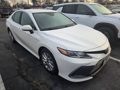 Used 2023 Toyota Camry LE image 3