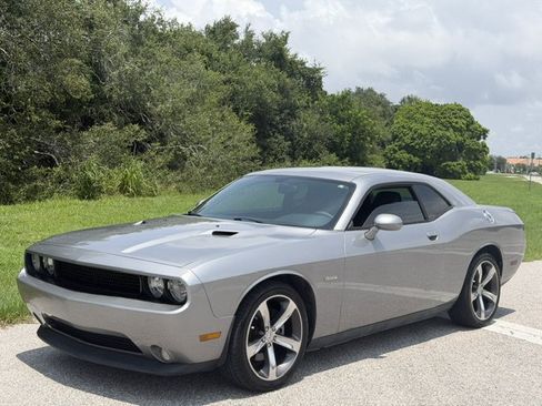Used 2014 Dodge Challenger SXT RWD image 1