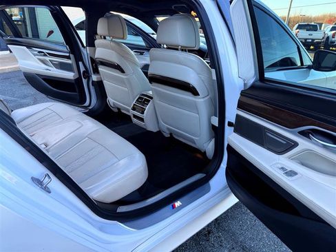 Used 2018 BMW 750i image 18