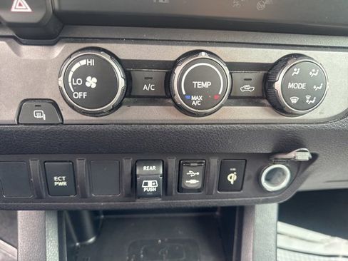 Used 2019 Toyota Tacoma TRD Sport image 16