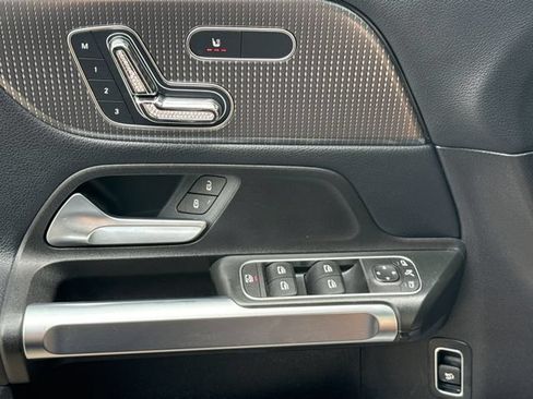 Used 2021 Mercedes-Benz GLB 250 4MATIC w/ Premium Package image 21