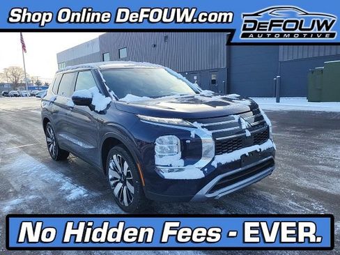 Used 2025 Mitsubishi Outlander SE image 1