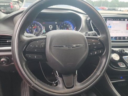 Used 2021 Chrysler Pacifica Limited w/ Uconnect Theater Family Group AWD/4WD image 8